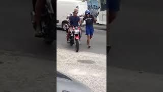 POLICIAL PRENDE DOIS BANDIDOS, UM A PÉ E OUTRO DE MOTO NO RIO !!