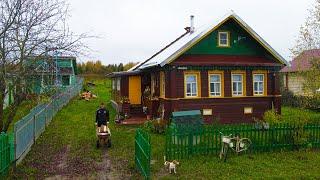 How Russians live in a village. Autumn in the Russian North. Neighbors in the village