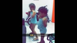 Ana Júlia é Paola dançando a música da Anita kkk lindas adoro