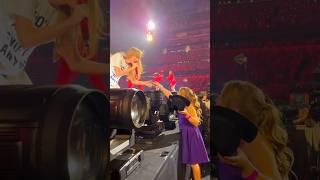 Taylor give Selena's Sister her Hat During  #selenagomez #taylorswift