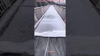 China मे ग्लास ब्रिज पर जमी बर्फ को कैसे साफ करते हैं?   | snow cleaning glass bridge | #shorts