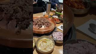 How to eat Bulgogi in Korea (marinated slices of barbequed beef)