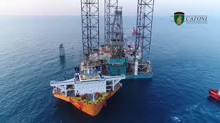 How is a jack-up rig offloaded from a heavy-lift vessel?