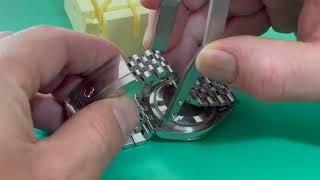 How to use the Bergeon 7825 tweezer tool correctly to assemble a bracelet on a watch