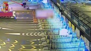 Incidente mortale al casello A4: il video dell"    auto che travolge il veicolo con le due donne