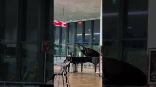 Pianist at Bergamot Airport #piano #bergamo