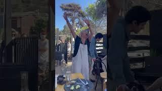 Maitencillo: mujer increpa e insulta a ocupantes de terraza de restaurante contigua a su vivienda