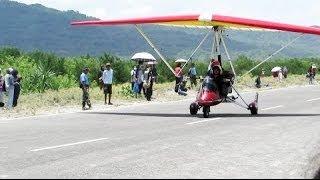 Demo Gantole bermesin TRIKE - Jogja Air Show (Acara Pecinta Olahraga Udara/Dirgantara Indonesia)