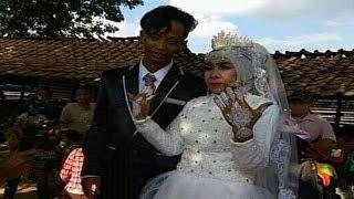 Heboh Mbah Gambreng (65) Nikah dengan Brondong Berusia 25 di Lempuing, OKI, Lihat Foto-foto Mesranya