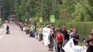 Human chain to stop mine on German-Polish border