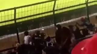 Dirijen RASIS SEDUNIA Sam YULI SUMPIL dihajar jhon Cena pada laga Arema vs Persib di babak pertama