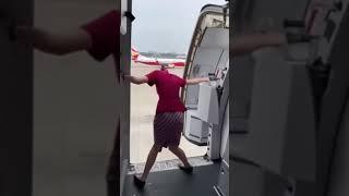 Flight Attendant Struggles Closing The Door (part 2) #shorts