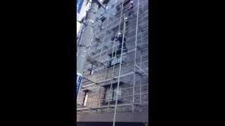 Japanese acrobatic construction workers pass heavy pipes like wooden toothpicks !