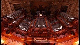 XAVER VARNUS PLAYS BACH'S TOCCATA & FUGUE IN THE BERLINER DOM