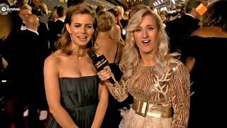 Elise Schaap imiteert Britt Dekker Televizier-Ring Gala 2019 terwijl ze naast haar staat rode loper