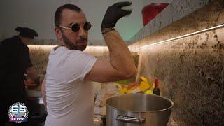 Michaël Youn se prend pour le chef Salt Bae !