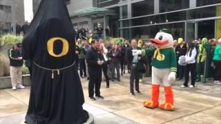 Oregon Ducks statue revealed outside Matthew Knight Arena