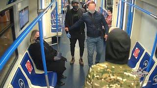 В столичном метро мужчина угрожал пассажирам ножом и пистолетом