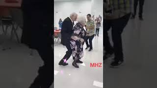 бабушка и дедушка танцуют