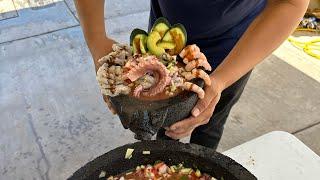 Una campechana en Molcajete con pulpo camarón caracol y pescado