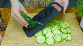 Ein einfaches Zucchini-Abendessenrezept! Originales Sommerrezept.