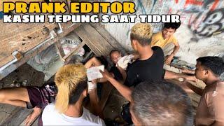 Editor Marah Besar Di Siram Tepung Saat Tidur!