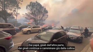 Il video drammatico dalla California, la fuga di un uomo e del suocero anziano in mezzo alle fiamme