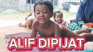 ALIF DAN ADIK DIPIJAT KARENA JATUH! PIJAT ANAK TRADISIONAL ALA MADURA