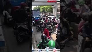 Motor Masuk Jalur Busway, di Depan Ada Polisi dan di Belakang Ada Bus Trans Jakarta