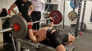 Bench Press PR with girls posing. 127,5 kg X4 Tempo