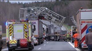 A72 – Kran bleibt an Mautbrücke hängen