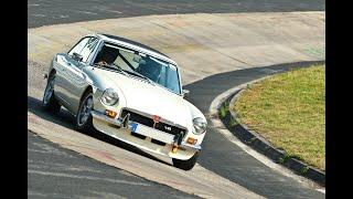 Nürburgring Classic 2019, MGB GT V8 vs. Porsche 911