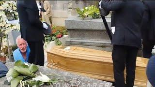 Le cercueil de Patrice LAFFONT est mis en terre dans sa tombe au cimetière du Père Lachaise