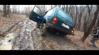 How To Drive LADA NIVA 4x4 In The Mud ??? /// Little Accident ///