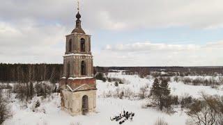 Добрались до старой разрушенной церкви на мотобуксировщиках