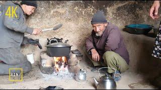 روتين الحياة اليومية في الكهوف في أفغانستان | الحياة في القرية بأفغانستان