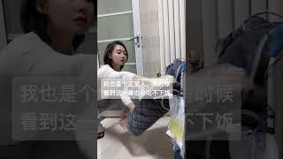 说实话，照顾父亲六年了，有时候他拉裤子当我看到我真的会一两天都吃不下饭，虽然这样我还是会让父亲干干净净的尽心照顾 父亲