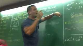 Professor dando aula com funk