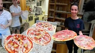 Flying saucer-sized pizzas over 20 inches! Since 1989 at Pizzeria "Lo Smeraldo" Italy