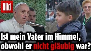 Kleiner Junge mit bewegender Frage an den Papst