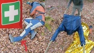 Beinbruch im Wald mit Schienung und Transport auf improvisierter Trage / Szenario / NoFace