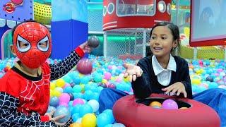 Mandi Bola Bersama Spiderman dan Bermian Petak Umpet - Playground drama spidermen penolong