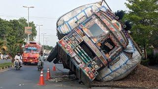 Truck Repaired due to Overloading in the Middle of the Road | Repair of Accident Truck in Pakistan