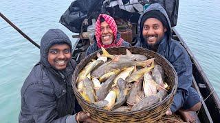 শীতকালে বৃষ্টিতে ভিজে ভিজে,অনেক মাছ ধরে,সব মাছ আরোতে বিক্রি করে দিলাম!!!