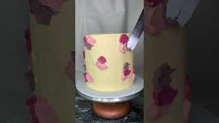 Cara membuat efek marmer sederhana pada kue buttercream | dekorasi kue marmer yang mudah #shorts #cakedesign