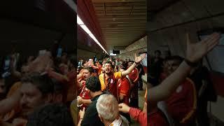 Galatasaray taraftarı metroda