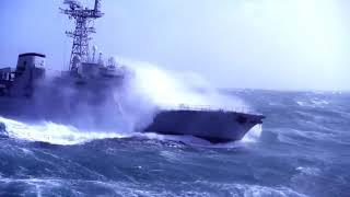 Военный корабль в шторм