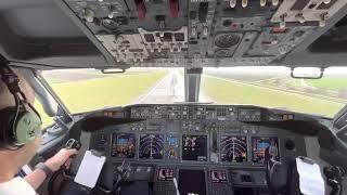 Gusty landing cockpit view B737 AMS