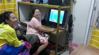 Mama bermain game lawas fending frenzy ditemani putrinya