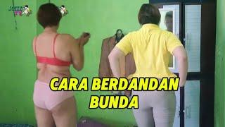 Bunda sedang berdandan pagi hari di rumah kontrakan